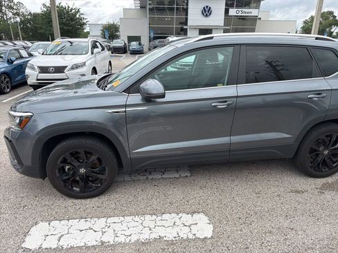 Certified 2023 Volkswagen Taos SE w/ Black Wheel Package FWD image 3