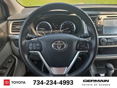 Used 2017 Toyota Highlander XLE w/ Carpet Mat Package AWD/4WD image 19