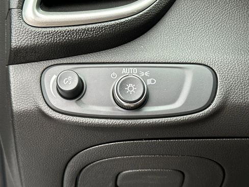 Used 2022 Chevrolet Trax LT w/ LT Convenience Package image 34