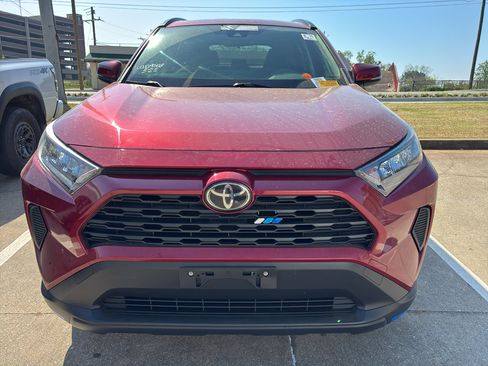 Used 2019 Toyota RAV4 LE image 2