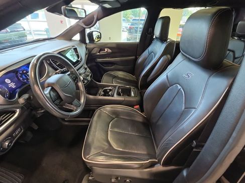 Used 2021 Chrysler Pacifica Limited AWD/4WD image 18