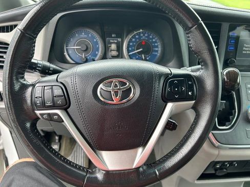 Used 2017 Toyota Sienna XLE Premium image 33