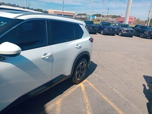 Used 2024 Nissan Rogue SV w/ SV Premium Package image 29