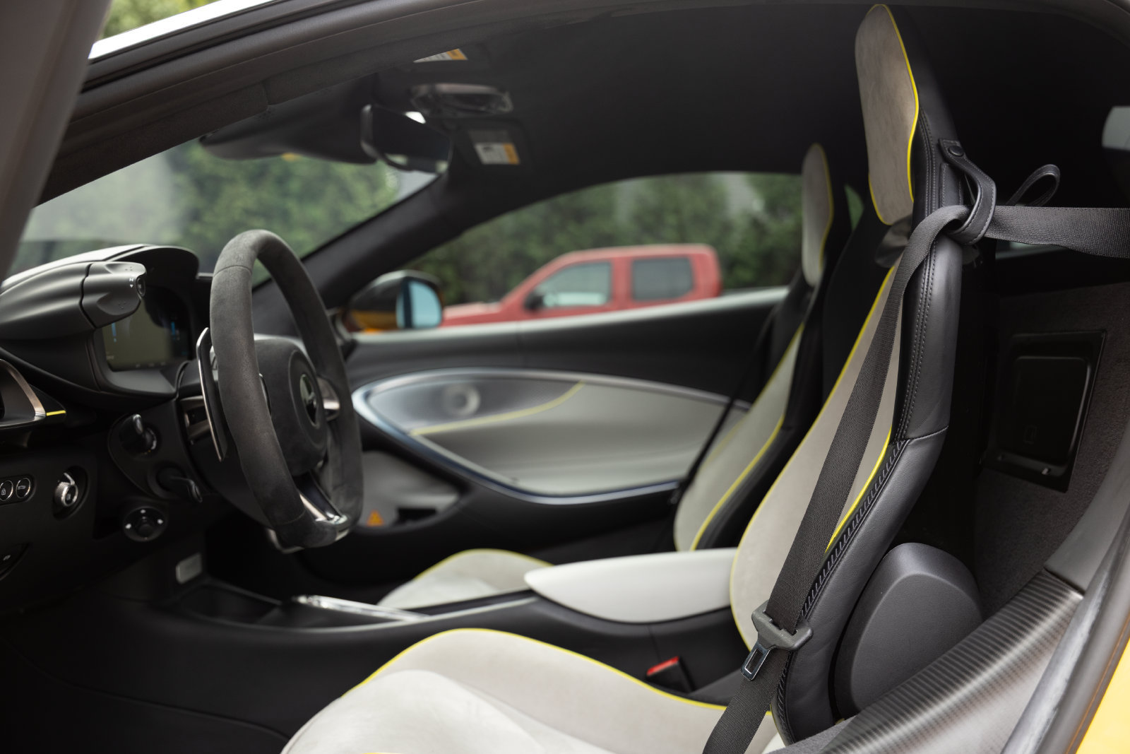 Used 2023 McLaren Artura RWD image 14