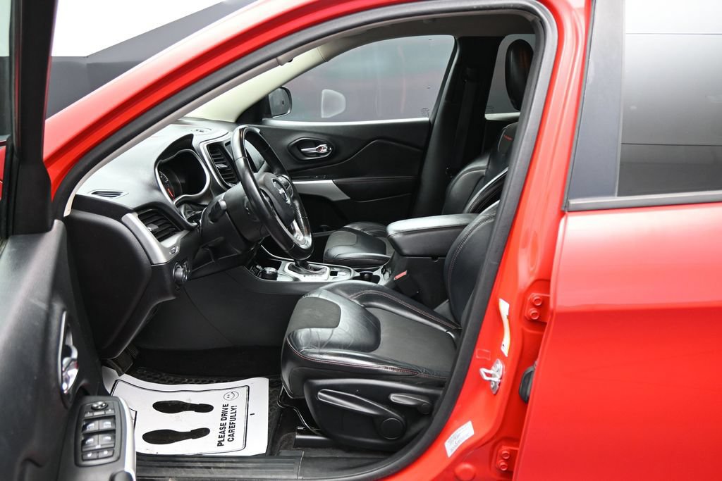 Used 2017 Jeep Cherokee Trailhawk AWD/4WD image 10