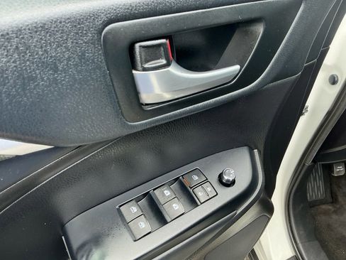 Used 2019 Toyota Highlander SE AWD/4WD image 16