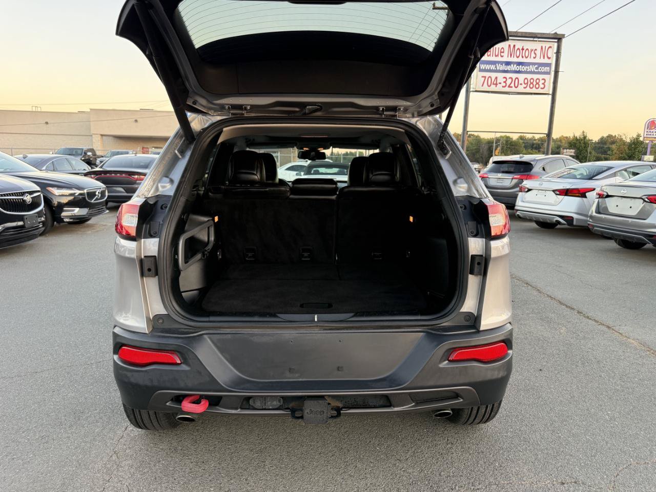 Used 2016 Jeep Cherokee Trailhawk w/ Comfort/Convenience Group AWD/4WD image 11