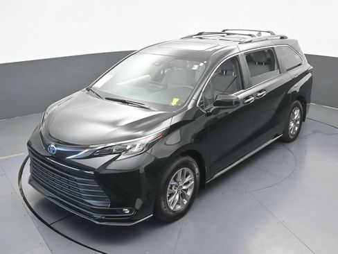 Used 2025 Toyota Sienna XLE w/ XLE Plus Package FWD image 50