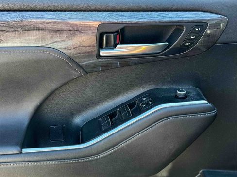 Used 2020 Toyota Highlander Limited image 8