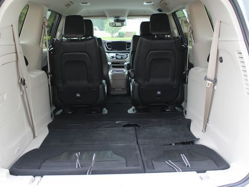 Used 2024 Chrysler Pacifica Select image 7