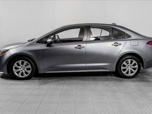 Used 2025 Toyota Corolla LE image 3