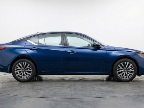 Used 2025 Nissan Altima 2.5 SV image 11