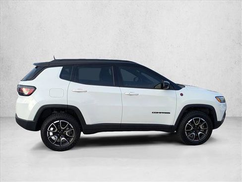 Used 2025 Jeep Compass Trailhawk w/ Trailhawk Elite Group image 3