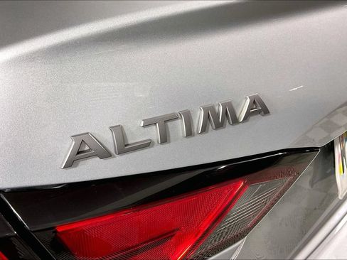 Used 2024 Nissan Altima 2.5 SV FWD image 7