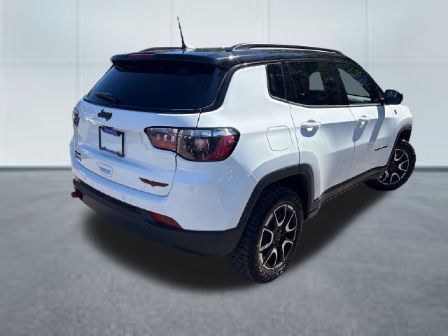 Used 2025 Jeep Compass Trailhawk AWD/4WD image 4