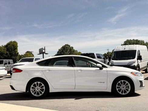 Used 2019 Ford Fusion SE FWD image 5