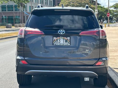 Used 2018 Toyota RAV4 SE AWD/4WD image 4