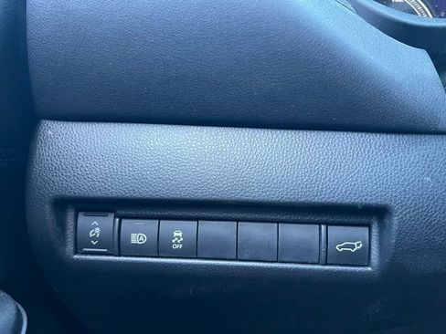 Used 2024 Toyota Venza LE AWD/4WD image 19