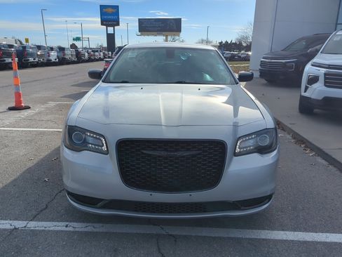 Used 2022 Chrysler 300 Touring w/ Sport Appearance Package image 4