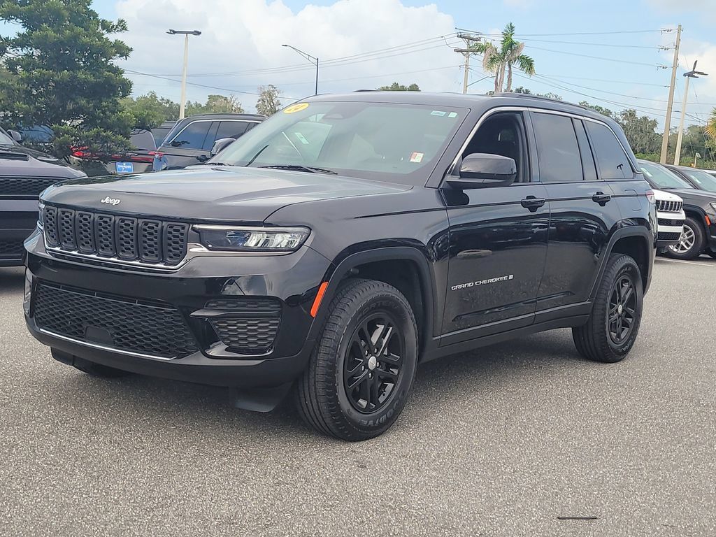 Used 2024 Jeep Grand Cherokee Laredo w/ Luxury Tech Group I AWD/4WD image 2