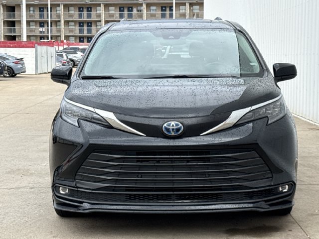 Used 2025 Toyota Sienna XLE FWD image 8