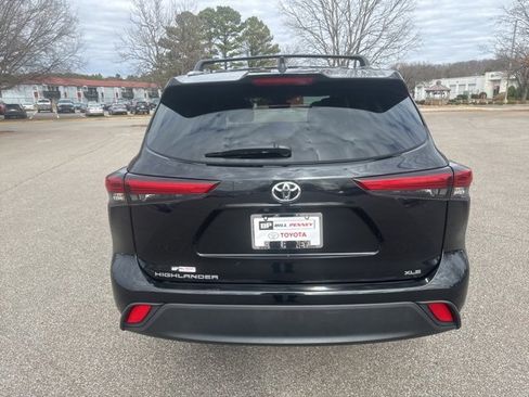 Used 2023 Toyota Highlander XLE image 4