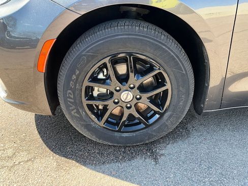 Used 2023 Chrysler Pacifica Touring-L image 22