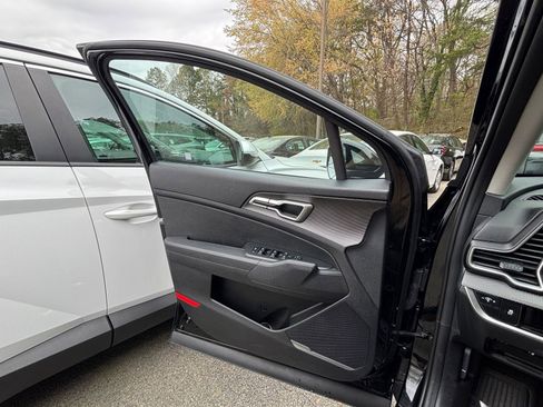 Used 2025 Kia Sportage LX image 18
