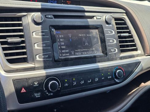 Used 2018 Toyota Highlander LE FWD image 12