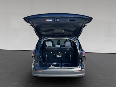 Used 2026 Toyota Sienna XLE FWD image 18