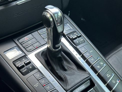 Used 2015 Porsche Macan Turbo AWD/4WD image 17