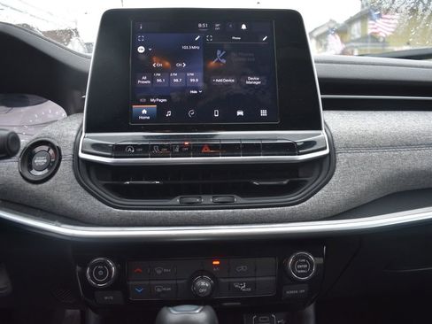 Used 2025 Jeep Compass Latitude image 18