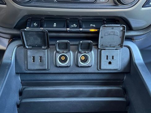 Used 2018 Chevrolet Silverado 1500 High Country image 19