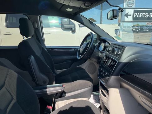 Used 2016 Dodge Grand Caravan SE FWD image 3