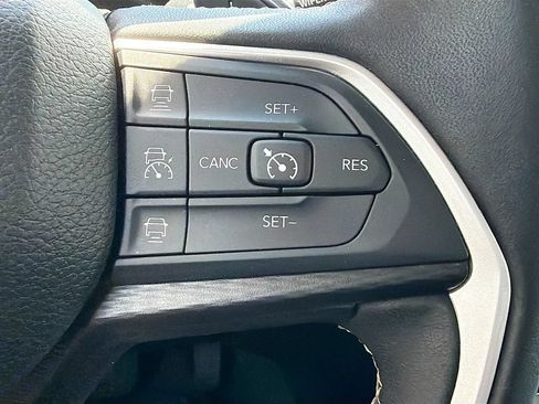 Used 2023 Jeep Grand Cherokee Laredo AWD/4WD image 37