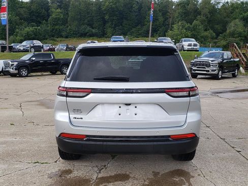 Used 2023 Jeep Grand Cherokee Altitude AWD/4WD image 4