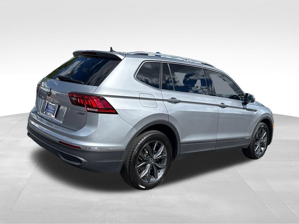 Used 2023 Volkswagen Tiguan SE AWD/4WD image 10