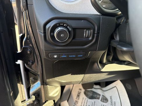 Used 2025 Jeep Wrangler Unlimited Sahara AWD/4WD image 17