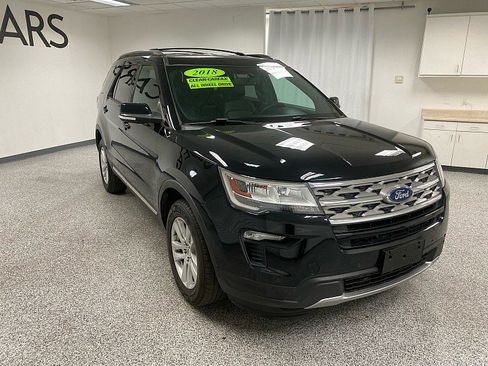 Used 2018 Ford Explorer XLT w/ Equipment Group 202A image 3