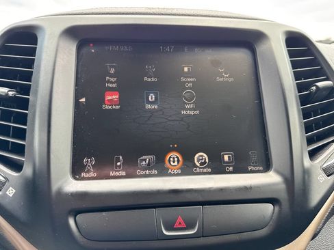 Used 2015 Jeep Cherokee Latitude w/ Cold Weather Group AWD/4WD image 24