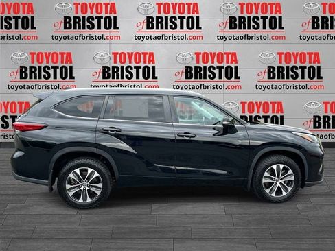 Used 2023 Toyota Highlander XLE AWD/4WD image 2