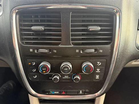Used 2019 Dodge Grand Caravan SXT FWD image 18