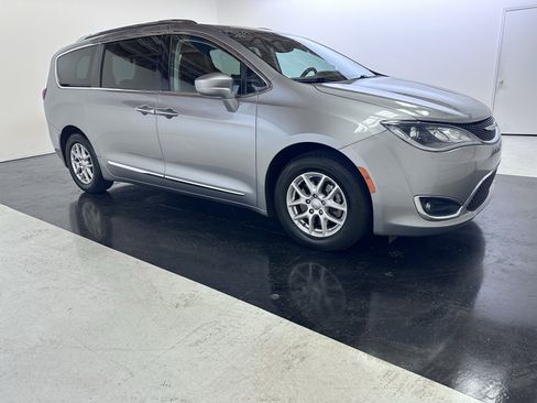 Used 2020 Chrysler Pacifica Touring-L FWD image 18