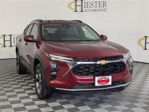 Certified 2025 Chevrolet Trax LT w/ LT Convenience Package image 2