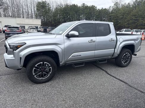 Used 2024 Toyota Tacoma TRD Sport w/ TRD Sport Upgrade Package image 4