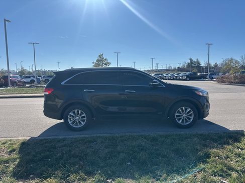 Used 2017 Kia Sorento LX w/ LX Convenience Package image 4