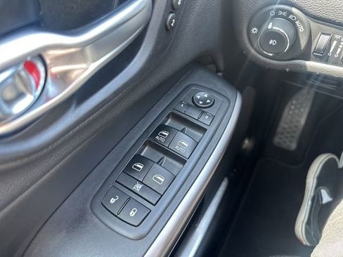 Used 2019 Jeep Cherokee Limited AWD/4WD image 17
