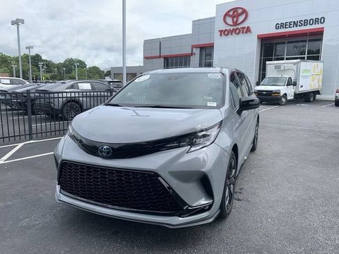 Used 2025 Toyota Sienna XSE FWD image 1