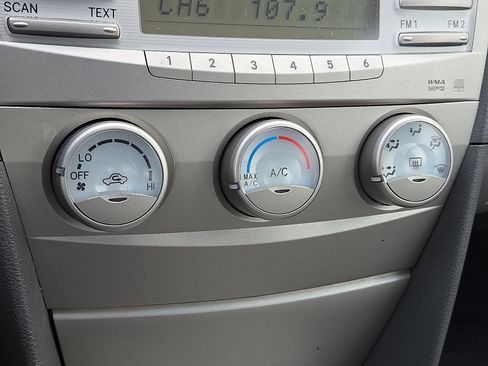 Used 2011 Toyota Camry LE image 18