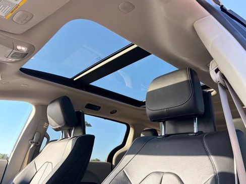 Used 2023 Chrysler Pacifica Limited w/ Uconnect Theater Family Group FWD image 12